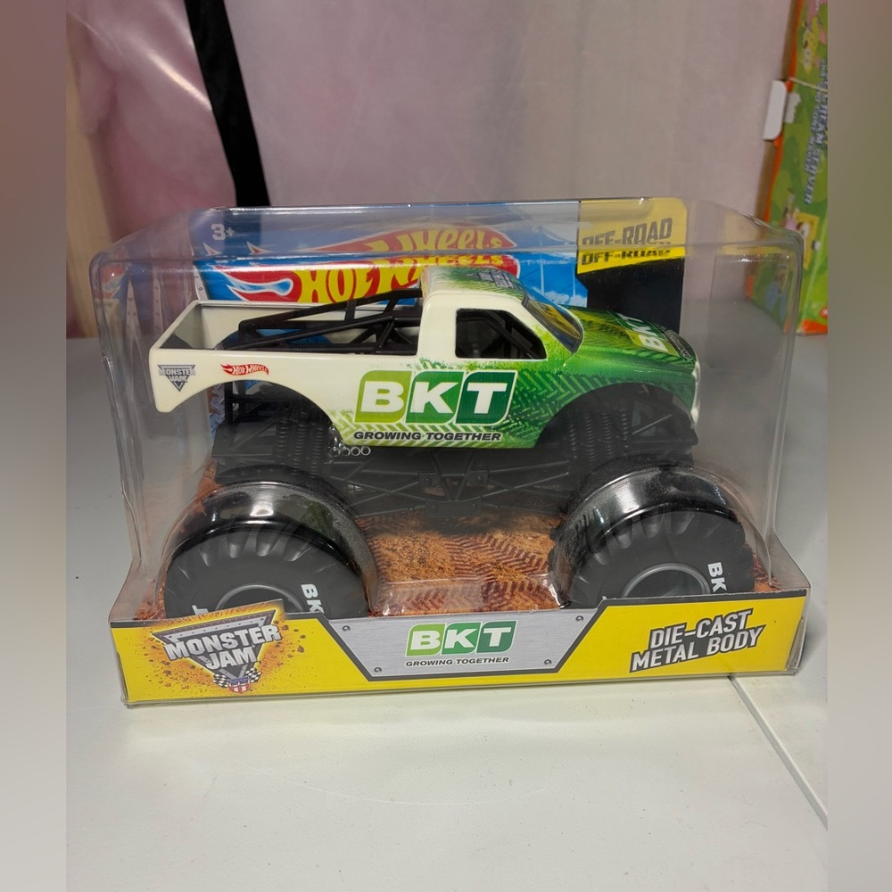 Hot Wheels Monster Jam BKT Tires True Metal 1:24 New In Box 2014 READ